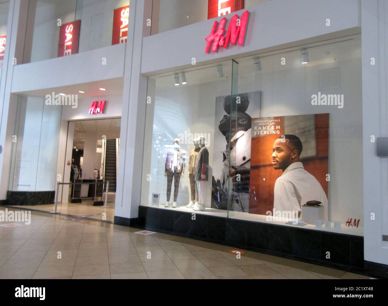 Una tienda H&M dentro de un centro comercial Fotografía de stock - Alamy
