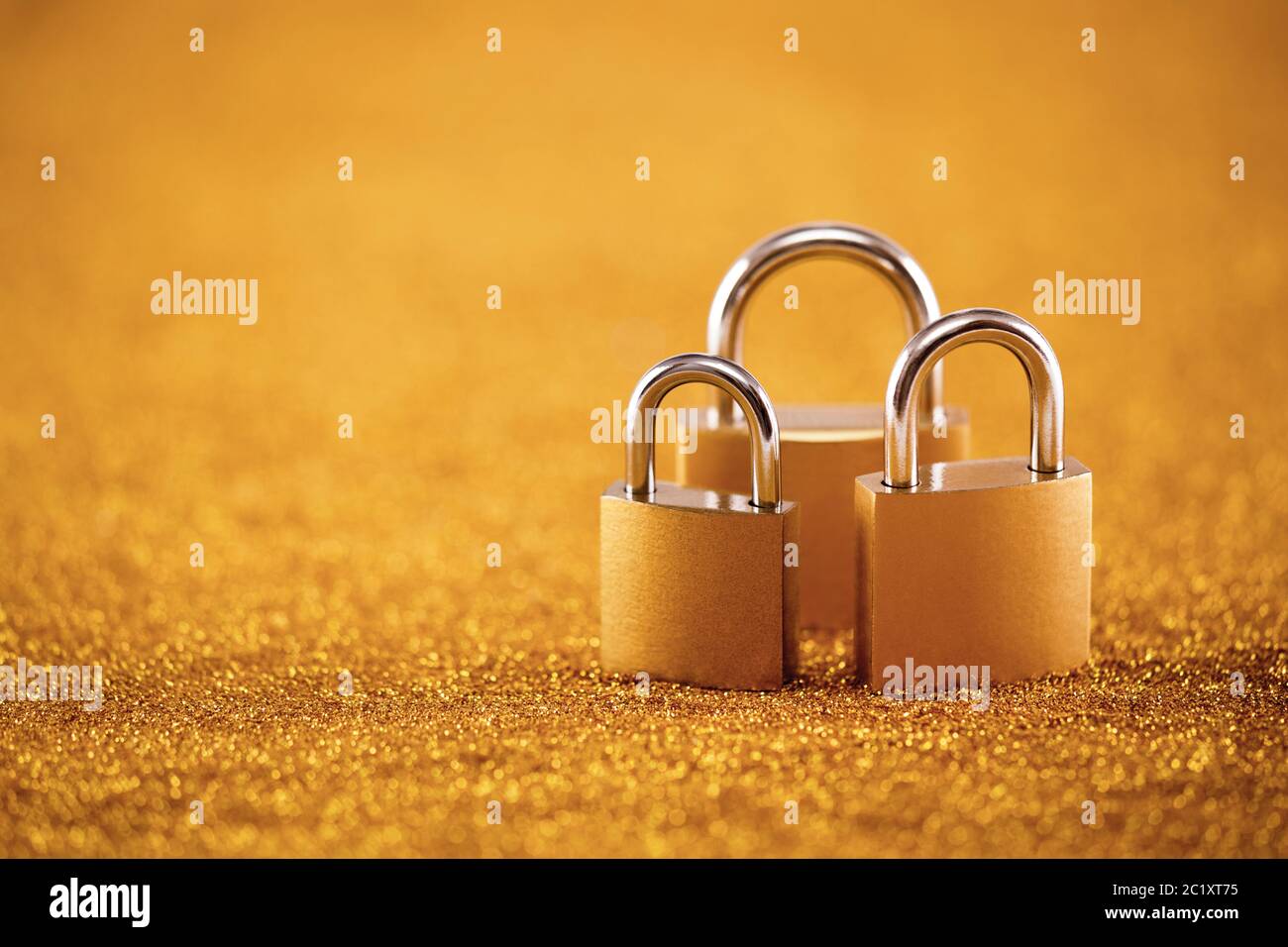 Candados de metal fotografías e imágenes de alta resolución - Alamy Candados de metal fotografías e imágenes de alta resolución - Alamy