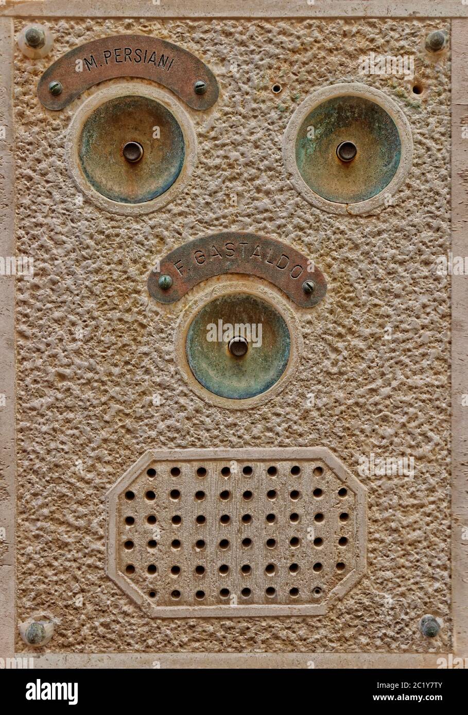 Timbre y facia de intercomunicación con el rostro con apariencia de un bloque de apartamentos en Venecia, Italia. Foto de stock