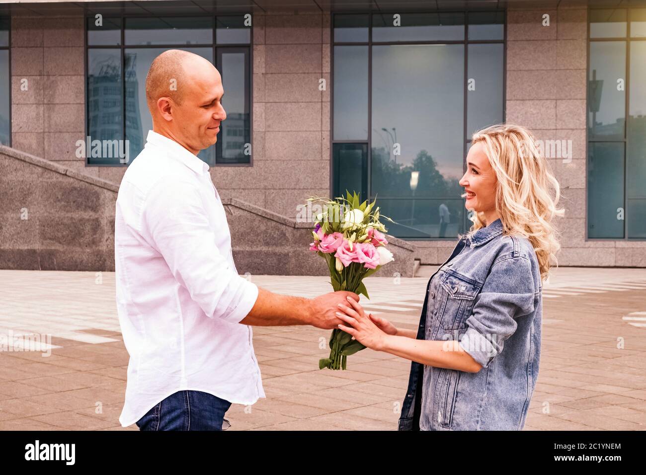 Hombre Dando Flores A Una Mujer Foto De Stock 3428385