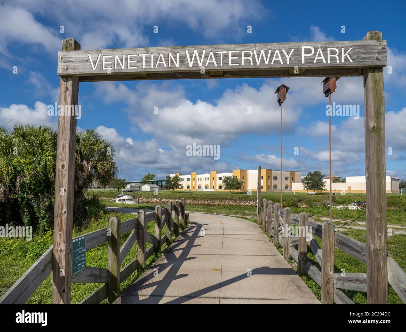 Ruta en bicicleta por el Parque acuático Venetian Waterway Park a lo largo de la vía navegable intercostera del Golfo en Venecia, Florida en los Estados Unidos Foto de stock