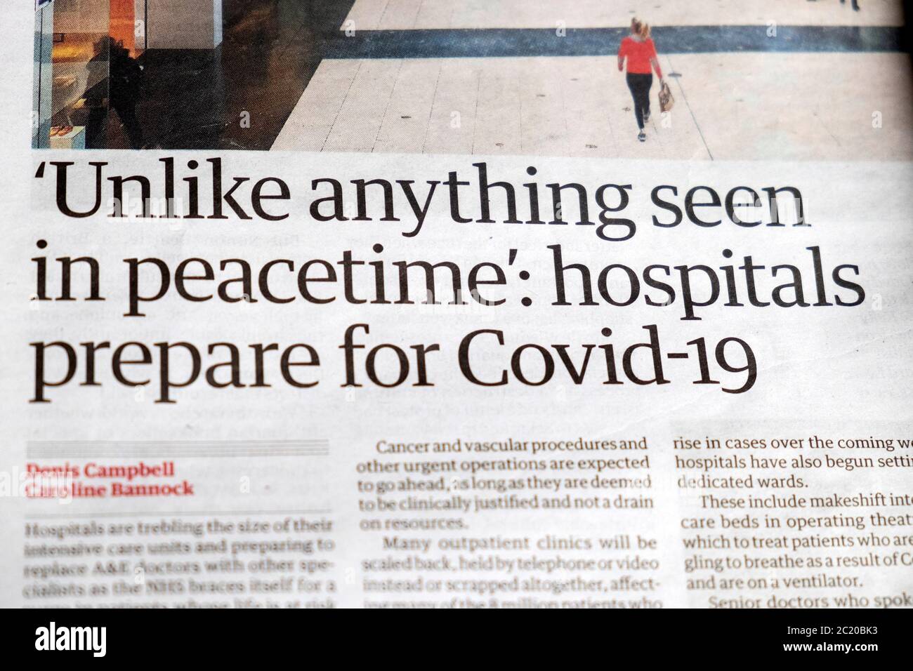 ' 'a diferencia de cualquier cosa vista en tiempos de paz': Los hospitales se preparan para Covid-19' Guardian artículo 13 de marzo de 2020 Londres Inglaterra Reino Unido Foto de stock