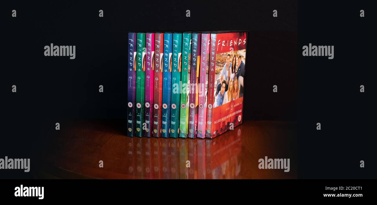Colección de DVDs de Amigos. La enormemente popular sitcom ha sido criticada recientemente por su falta de diversidad racial a la luz de la campaña de BLM. Foto de stock
