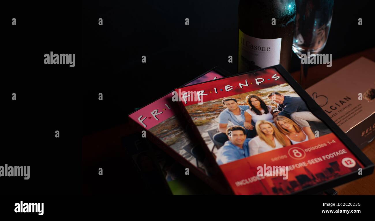 Colección de DVDs de Amigos. La enormemente popular sitcom ha sido criticada recientemente por su falta de diversidad racial a la luz de la campaña de BLM. Foto de stock