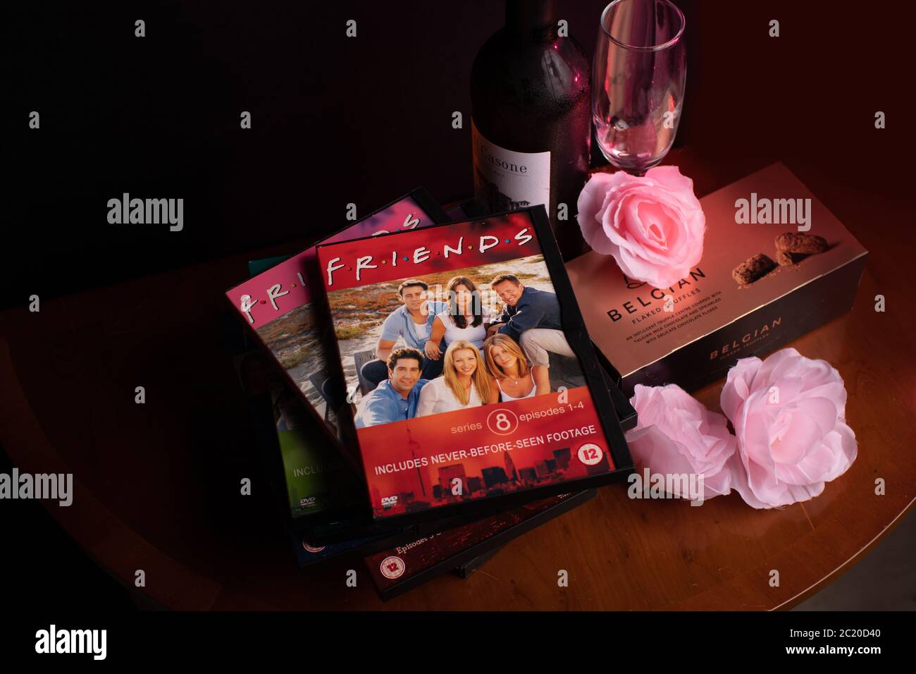 Colección de DVDs de Amigos. La enormemente popular sitcom ha sido criticada recientemente por su falta de diversidad racial a la luz de la campaña de BLM. Foto de stock