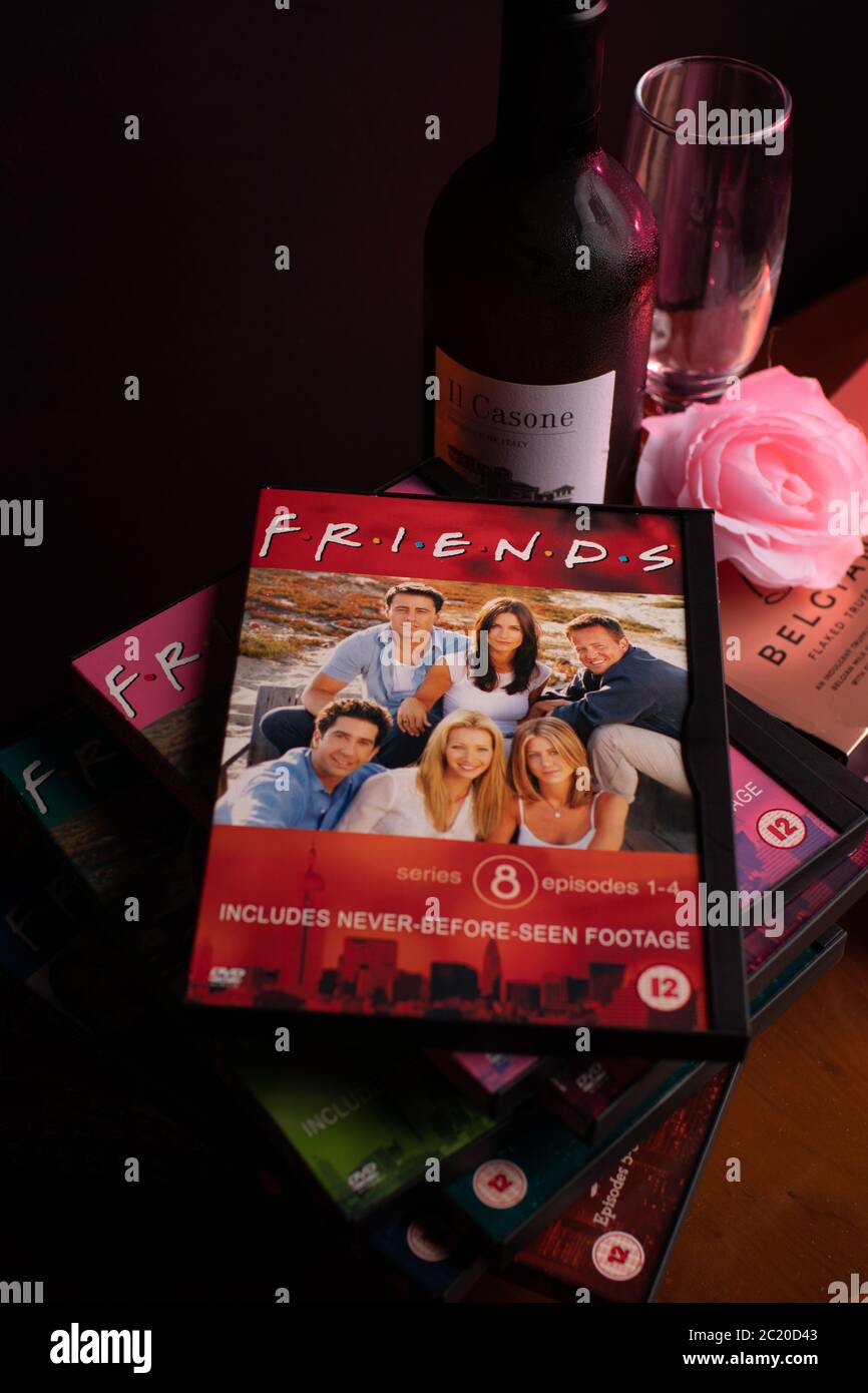 Colección de DVDs de Amigos. La enormemente popular sitcom ha sido criticada recientemente por su falta de diversidad racial a la luz de la campaña de BLM. Foto de stock