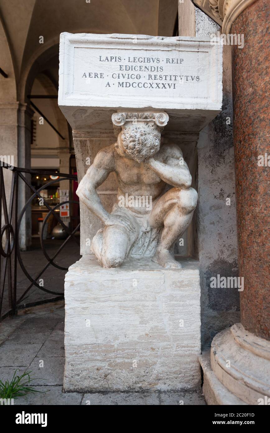 Gobbo di Rialto - estatua de un jorobado frente a la Iglesia de San Giacomo di Rialto Venecia. Esculpido por Pietro da Salò Foto de stock