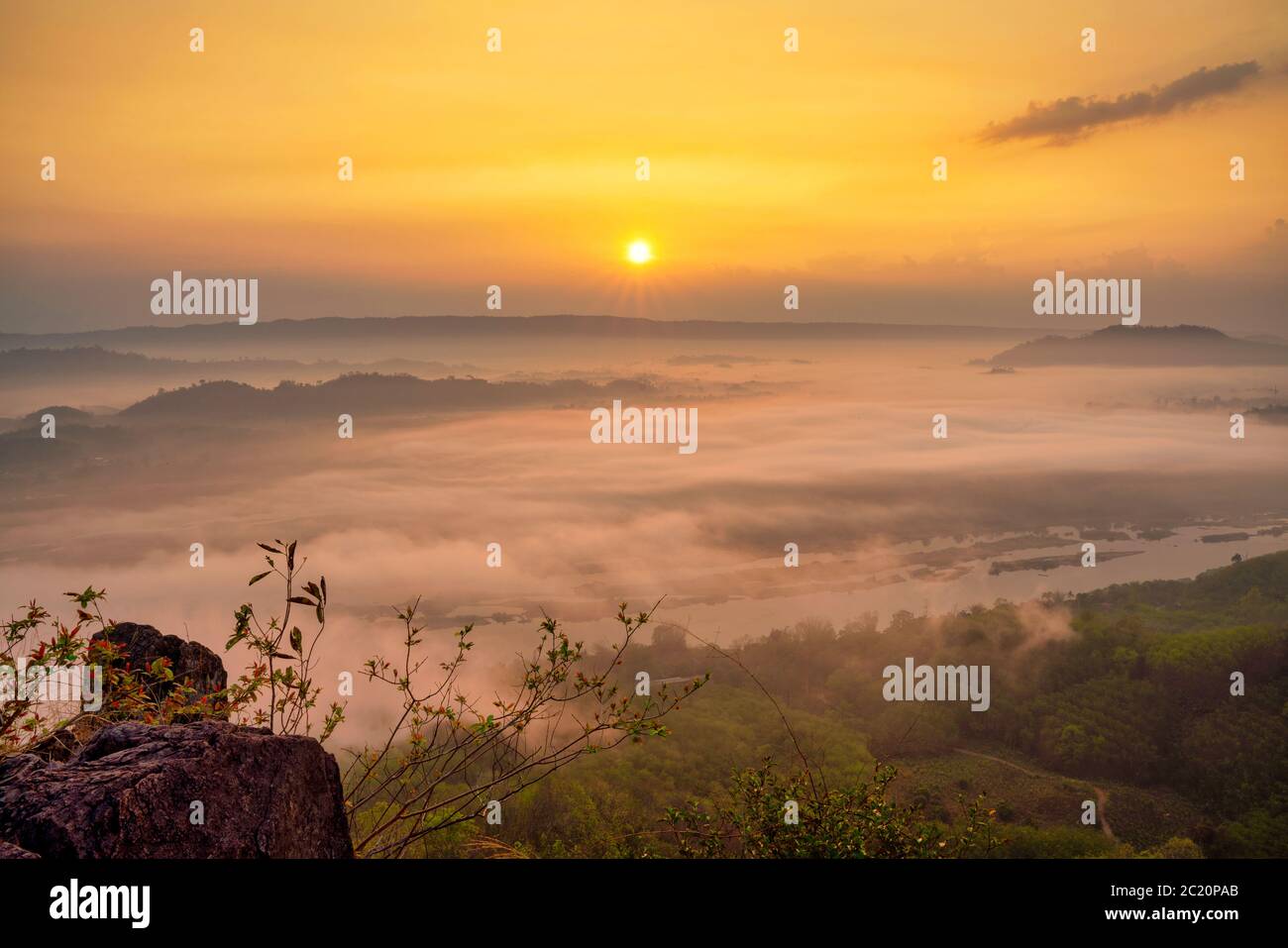 Amanecer y paisaje de niebla entre Tailandia-Laos del río Mekong Nong Khai, Tailandia Foto de stock