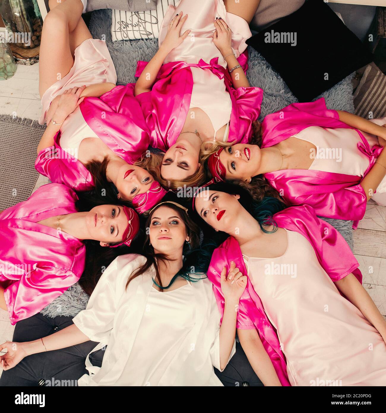 Retrato de hermosas chicas en rosa batas celebrando la despedida de soltera  Fotografía de stock - Alamy
