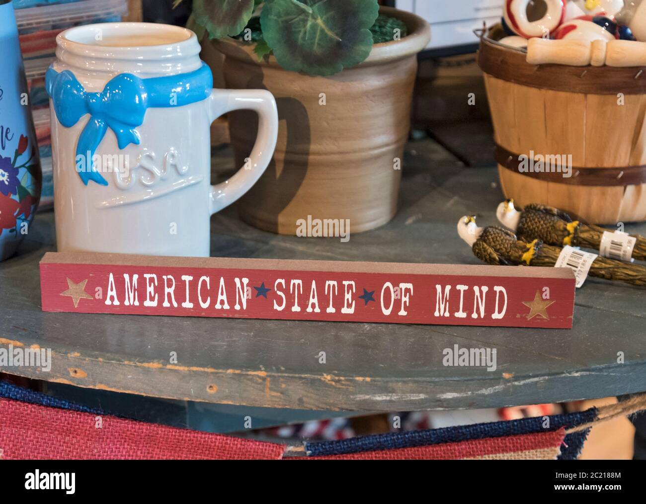 Artículos patrióticos que se venden en un Cracker Barrel Restaurant y tienda en Florida. Foto de stock