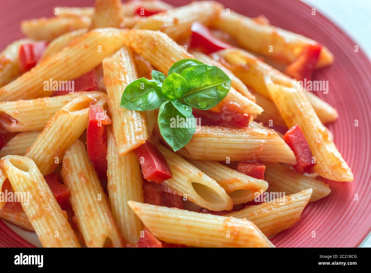 Penne con salsa de tomate y pimienta fresca Foto de stock