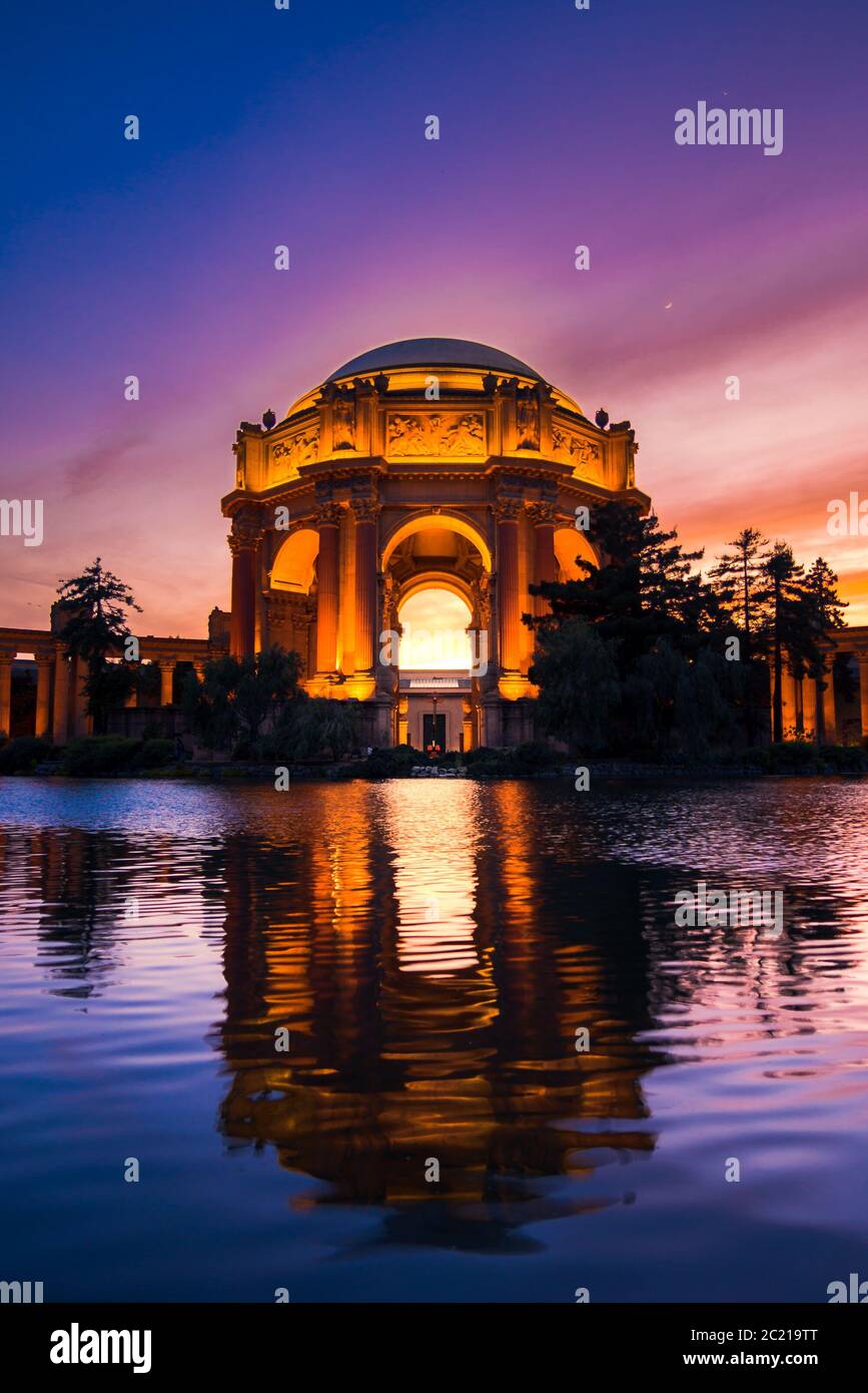 El Palacio de Bellas Artes iluminado después de la puesta de sol en San Francisco, California Foto de stock