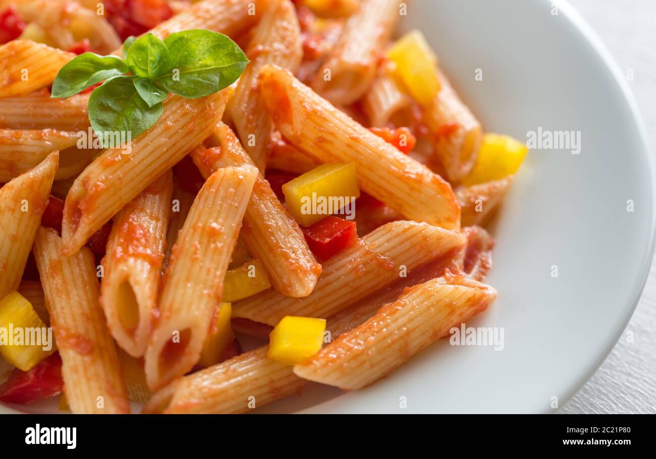 Penne con salsa de tomate y pimienta fresca Foto de stock