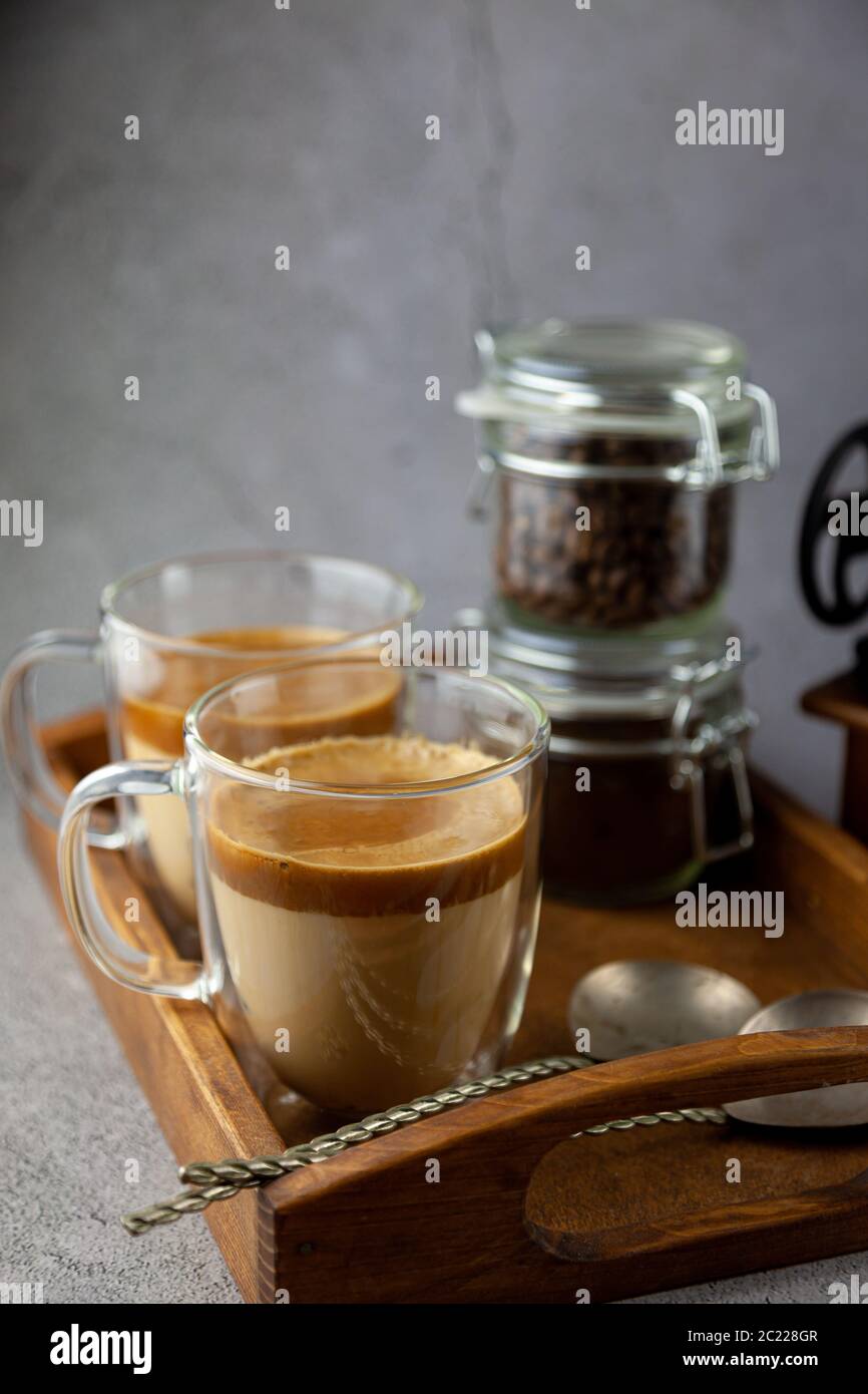 Bebida De Cafe Dalgona Helado Sobre Fondo De Bandeja De Madera Cafe Instantaneo O Expreso En Polvo Con Azucar Y Agua Caliente Cafe Con Leche Fotografia De Stock Alamy