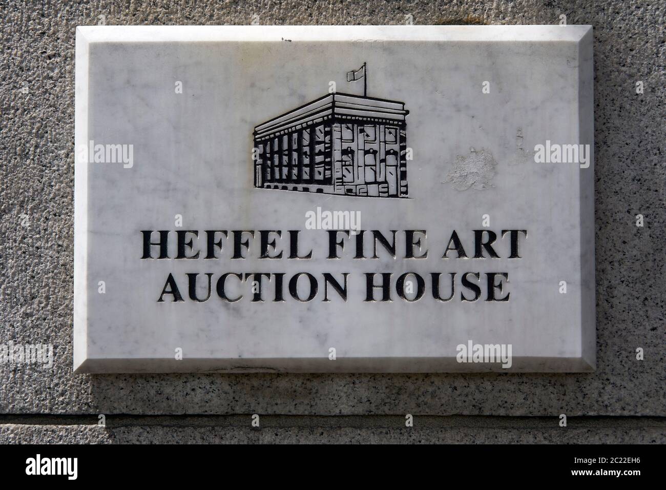 Placa de piedra en la pared del edificio Heffel Fine Art Auction House en South Granville Street en Vancouver, BC, Canadá Foto de stock