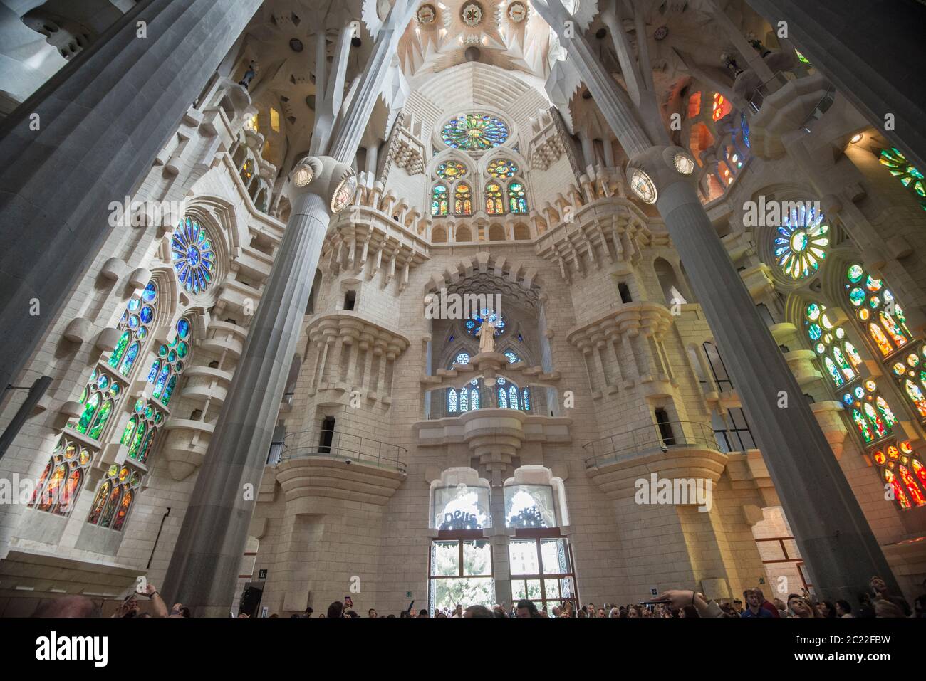 Interior de la Basílica de la Sagrada Familia, diseñada por Antoni Gaudí, su obra forma parte de un Patrimonio de la Humanidad de la UNESCO, Barcelona, España Foto de stock