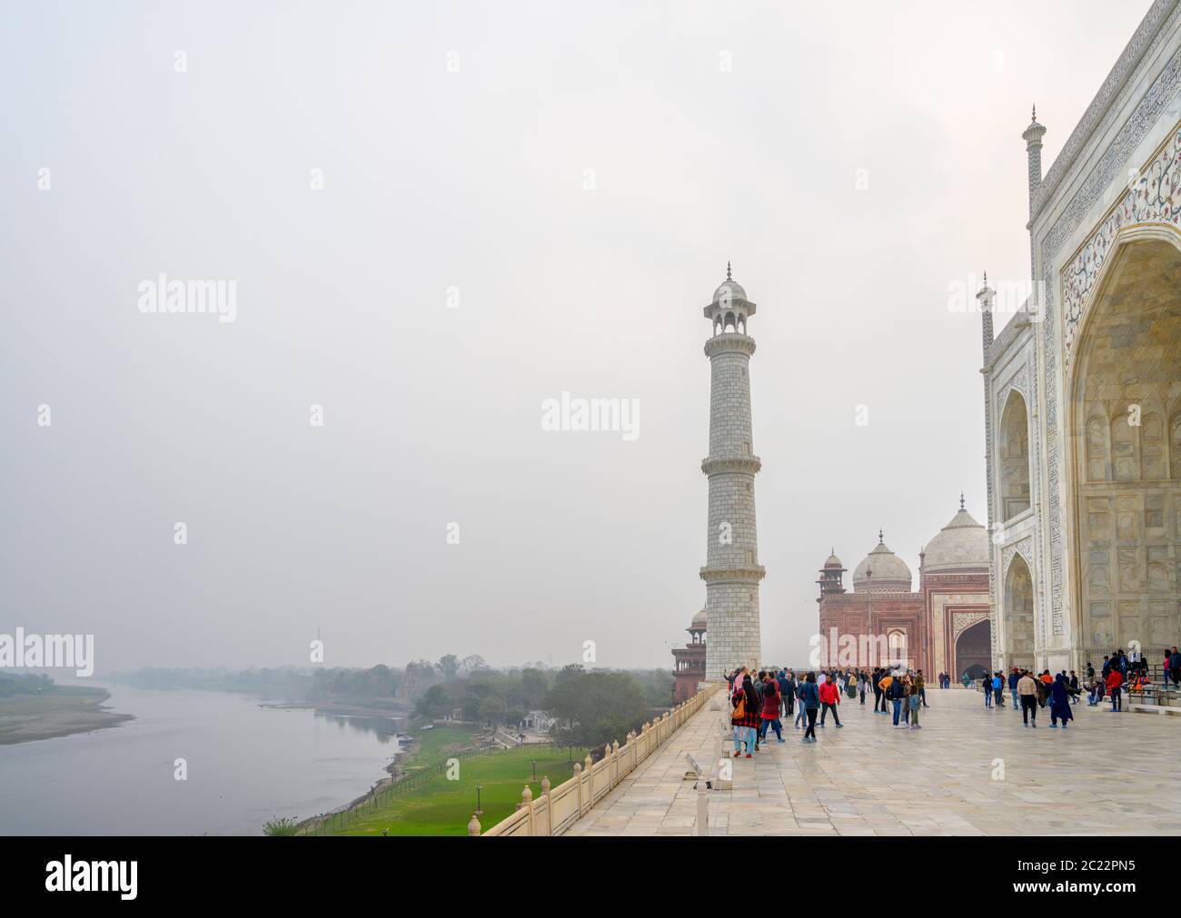 La parte trasera del Taj Mahal y el río Yamuna a primera hora de la mañana, Agra, Uttar Pradesh, India Foto de stock