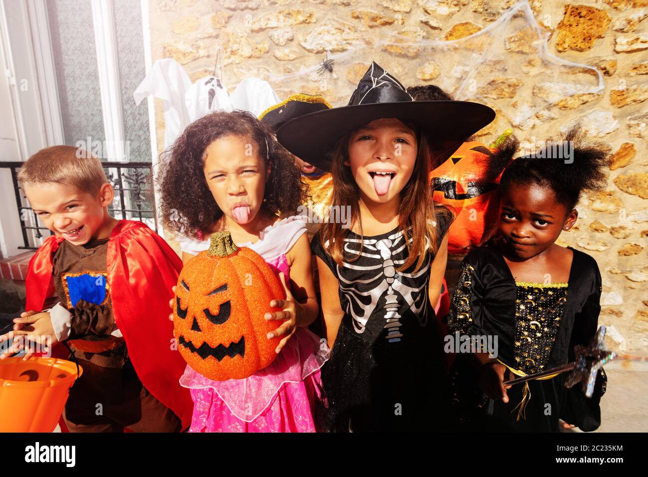 Masaccio Endurecer Agricultura Retrato cercano de la chica sobre un gran grupo de niños chicos y chicas en disfraces de Halloween se juntan mostrando gestos espeluznantes mirando en la cámara Fotografía de stock - Alamy Masaccio Endurecer Agricultura Retrato cercano de la chica sobre un gran grupo de niños chicos y chicas en disfraces de Halloween se juntan mostrando gestos espeluznantes mirando en la cámara Fotografía de stock - Alamy