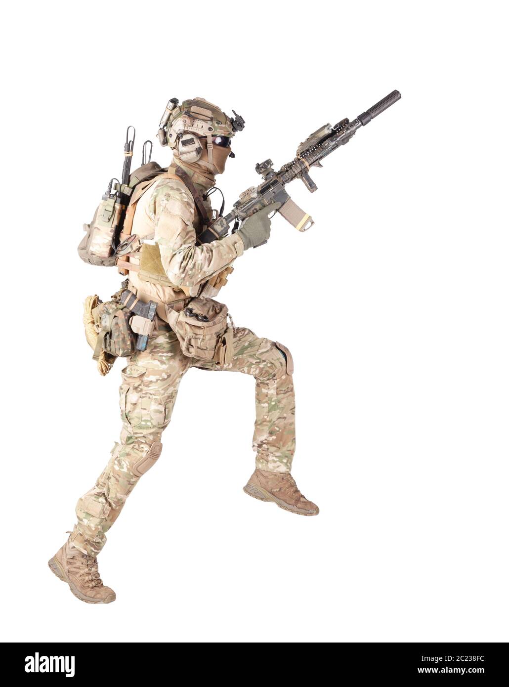 Soldado del ejército, equipado infantryman airsoft, jugador de camuflaje,  casco y uniforme de combate táctico auricular radio saltar, correr con  asalto Fotografía de stock - Alamy
