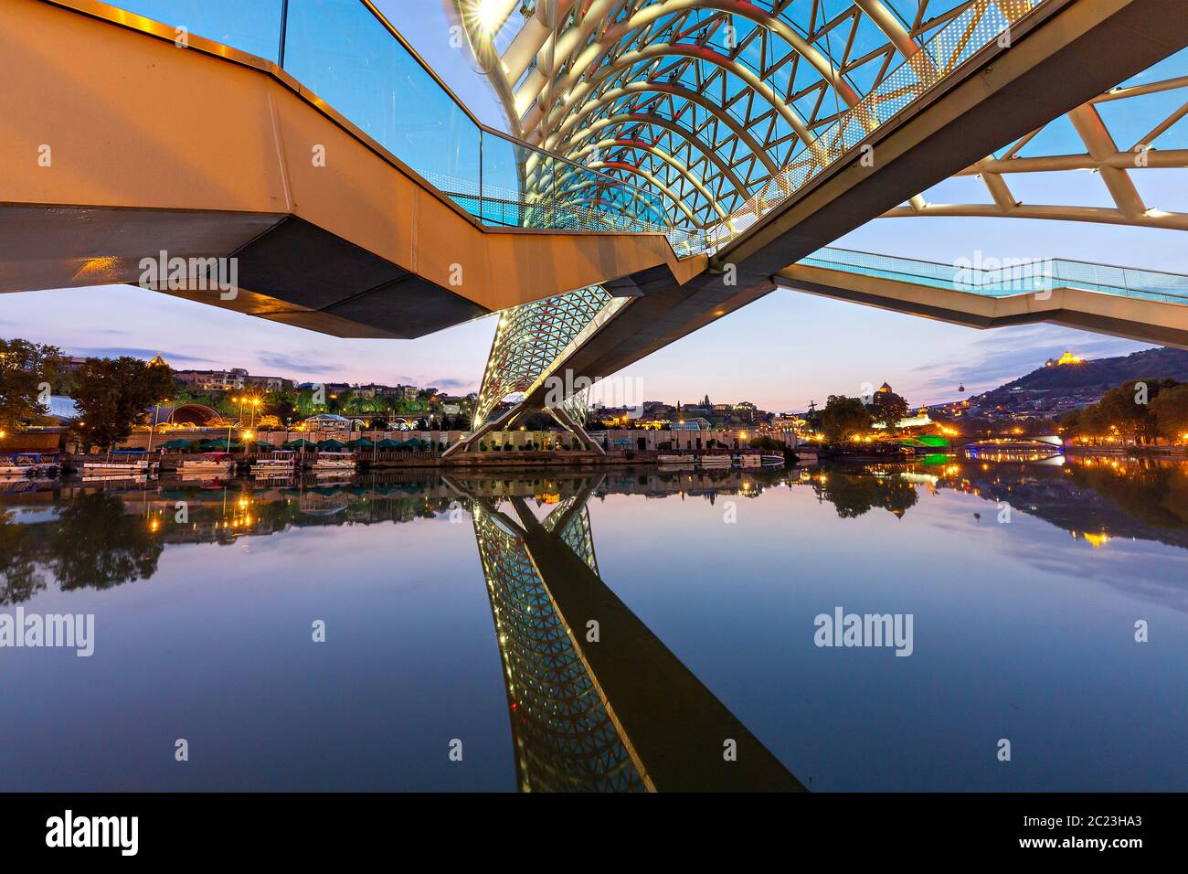 Moderno puente peatonal conocido como Puente de la Paz, Tbilisi