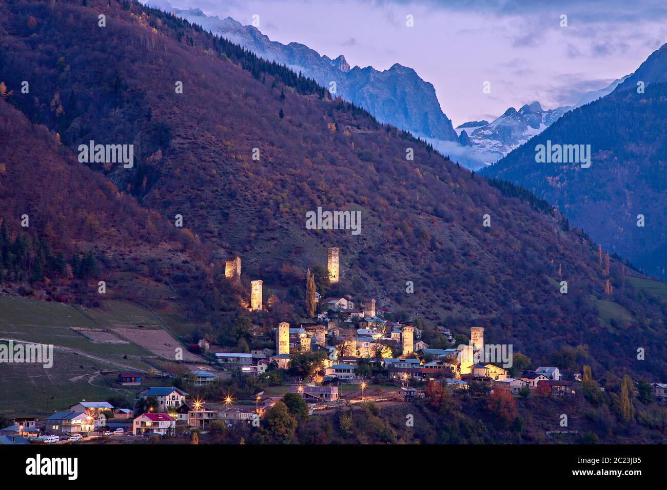 Vista sobre la ciudad Mestia en las montañas del Cáucaso, Georgia Foto de stock