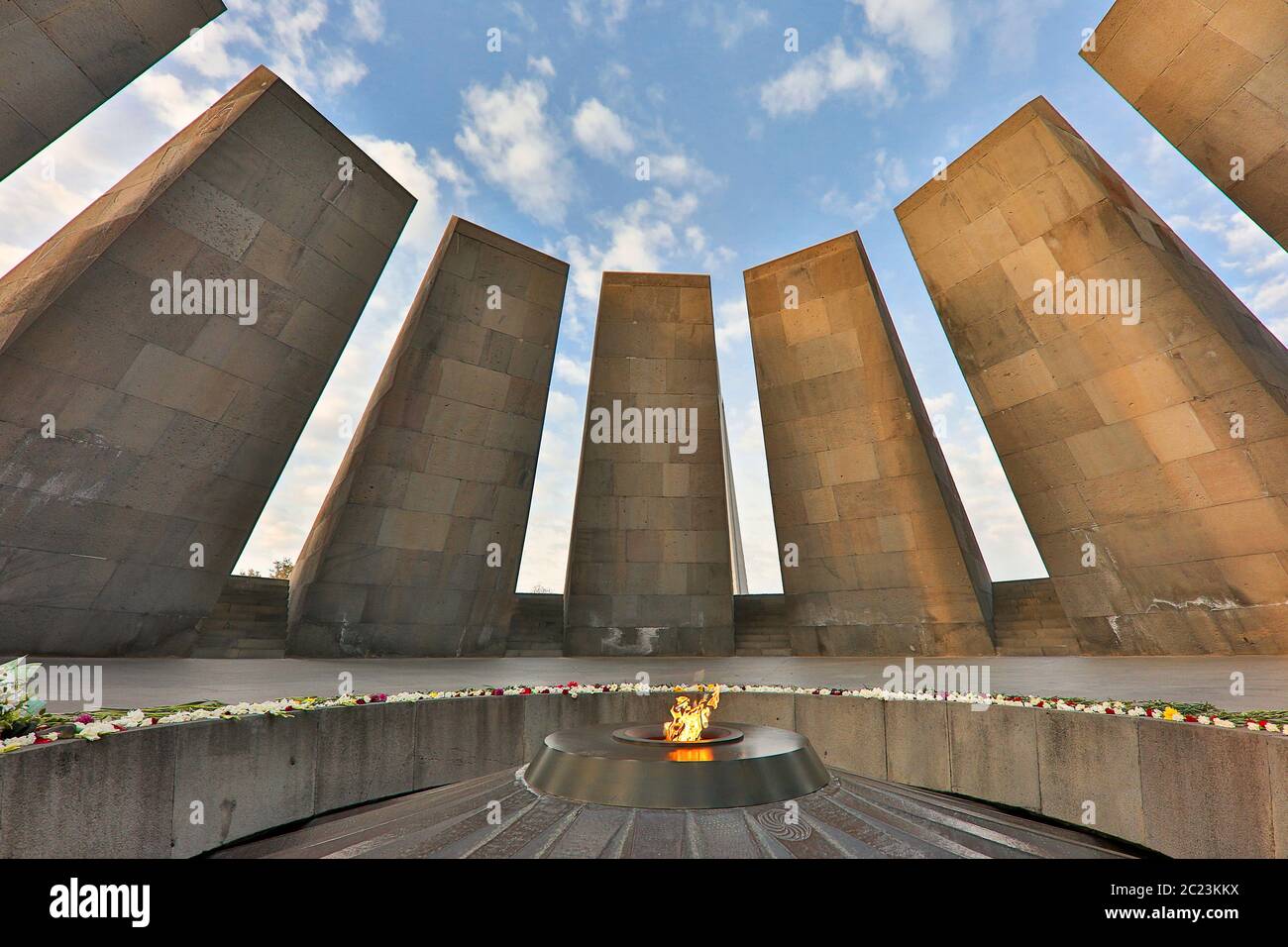 Monumento conmemorativo del genocidio armenio y su llama eterna, en Ereván, Armenia Foto de stock