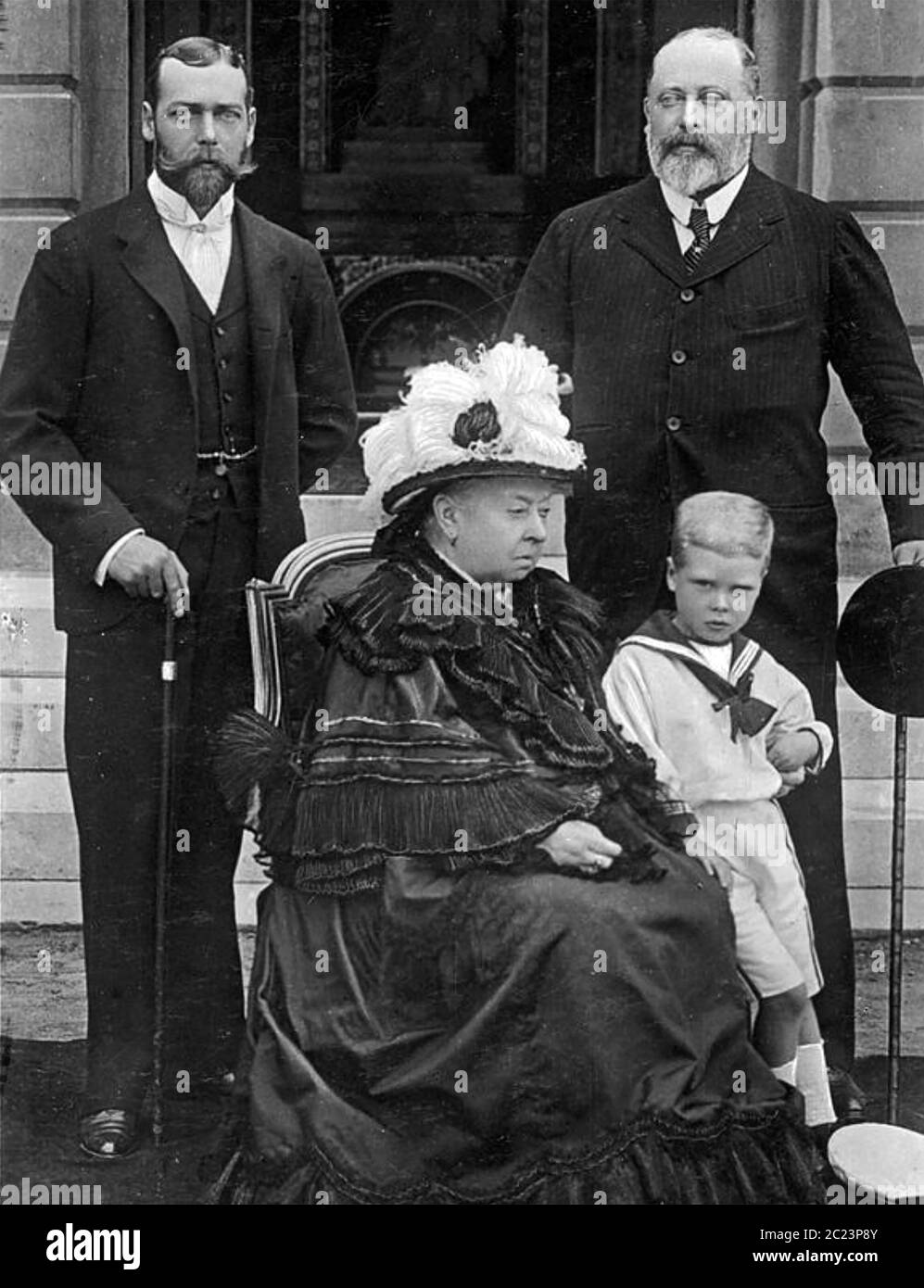 LA REINA VICTORIA en 1900, con el Príncipe de Gales (el futuro Eduardo VIII) con el futuro Jorge V a la izquierda y el futuro Eduardo VII a la derecha Foto de stock