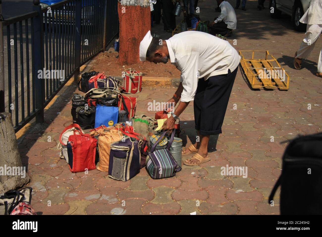 Dabbawala entrega de fiambreras de comida caliente en la estación de ferrocarril de Churchgate en Mumbai (Bombay), India. Un servicio de entrega de comida tradicional muy eficiente Foto de stock