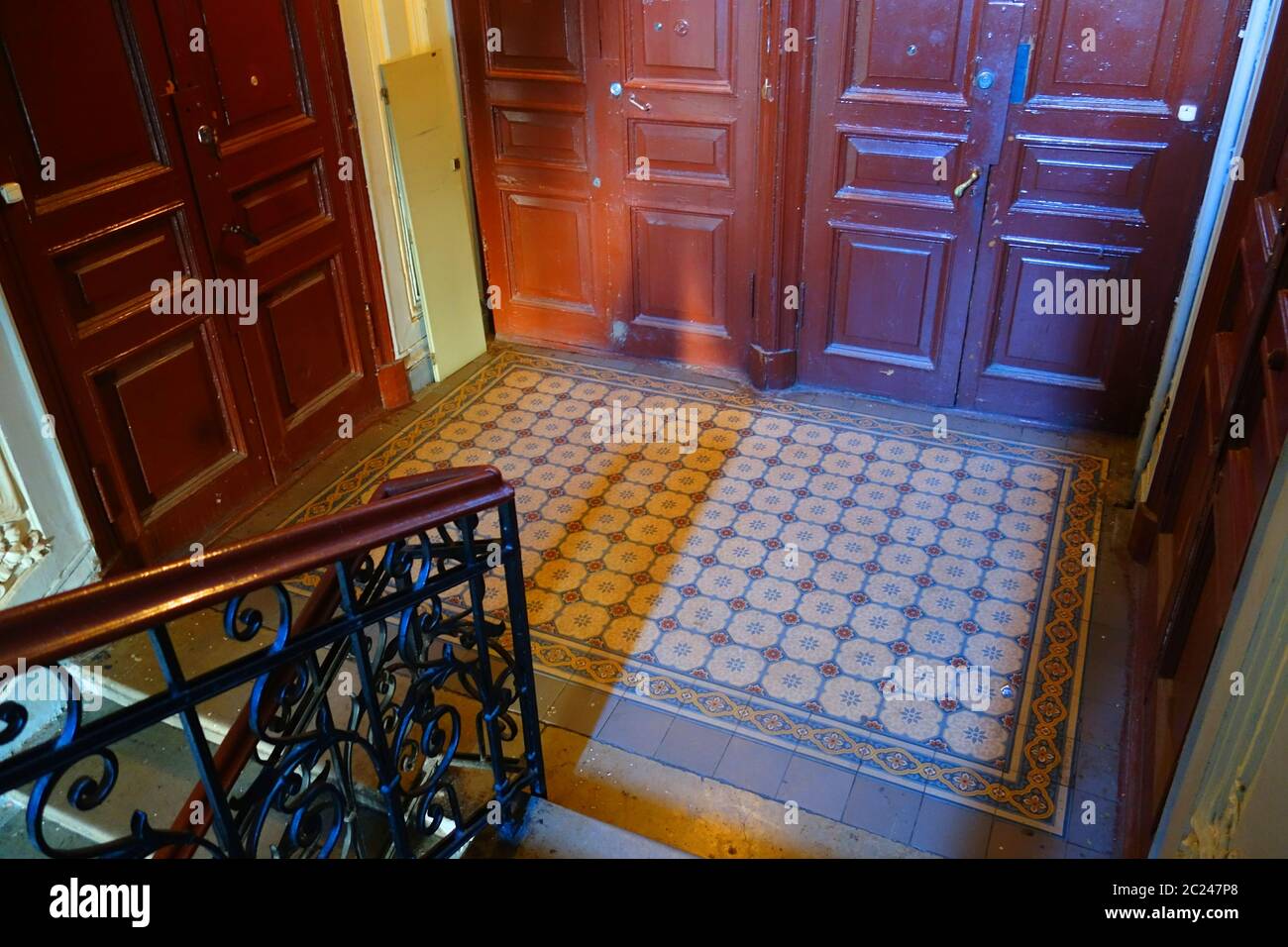 La decoración de fragmentos en la escalera principal del edificio en estilo Art Nouveau en la calle 7 Krasnoarmeiskaya Foto de stock