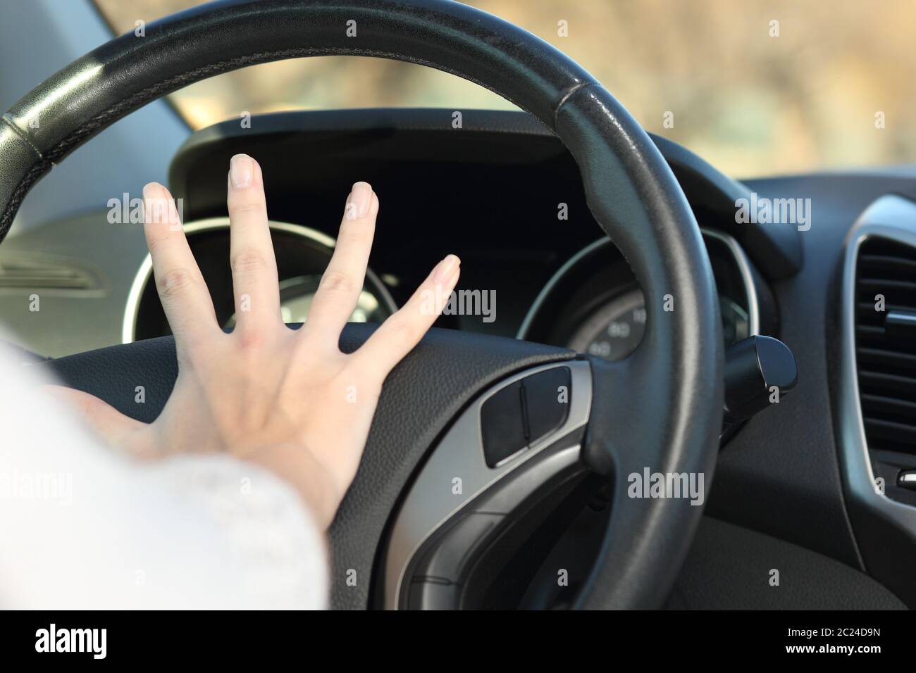 Cerca de un conductor de coche sonar la bocina de mano Fotografía de stock  - Alamy