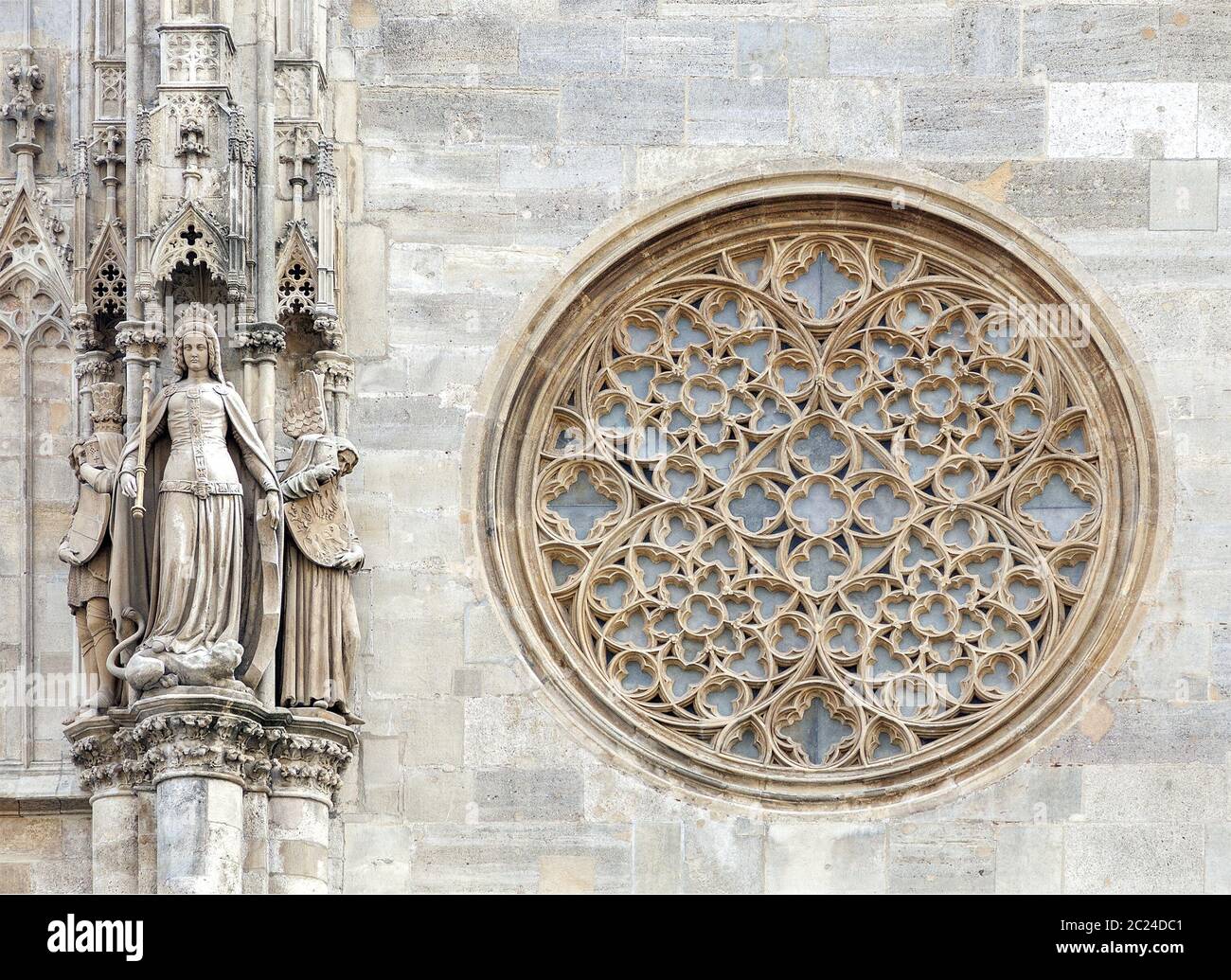 Ventana gótica redonda sobre la fachada de la catedral de San Esteban, Viena Foto de stock