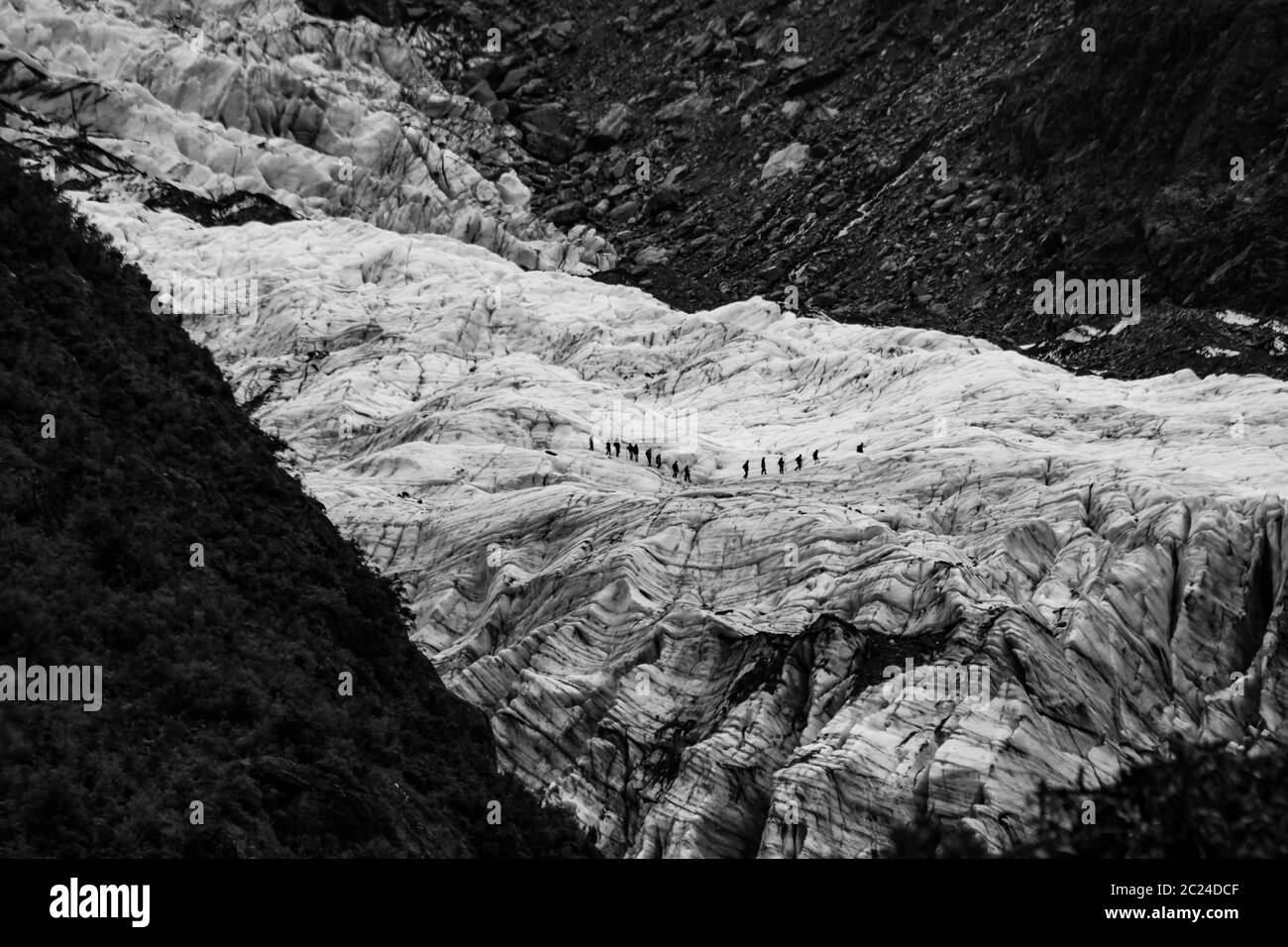 Gente valiente sube sobre el hielo de la lengua glaciar Foto de stock