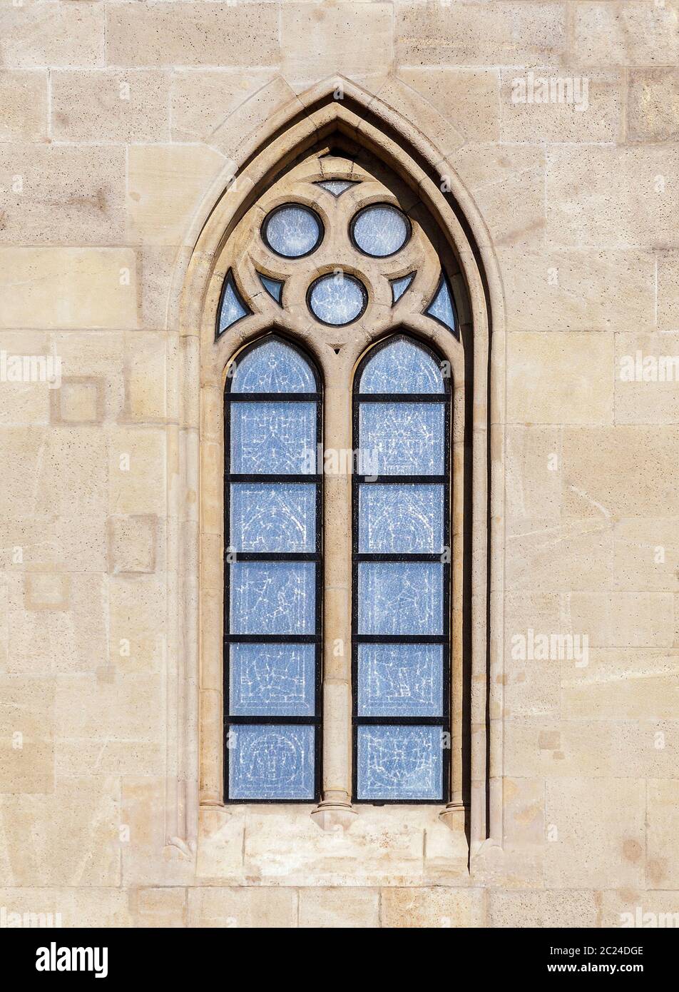 Ventana de una catedral gótica Foto de stock