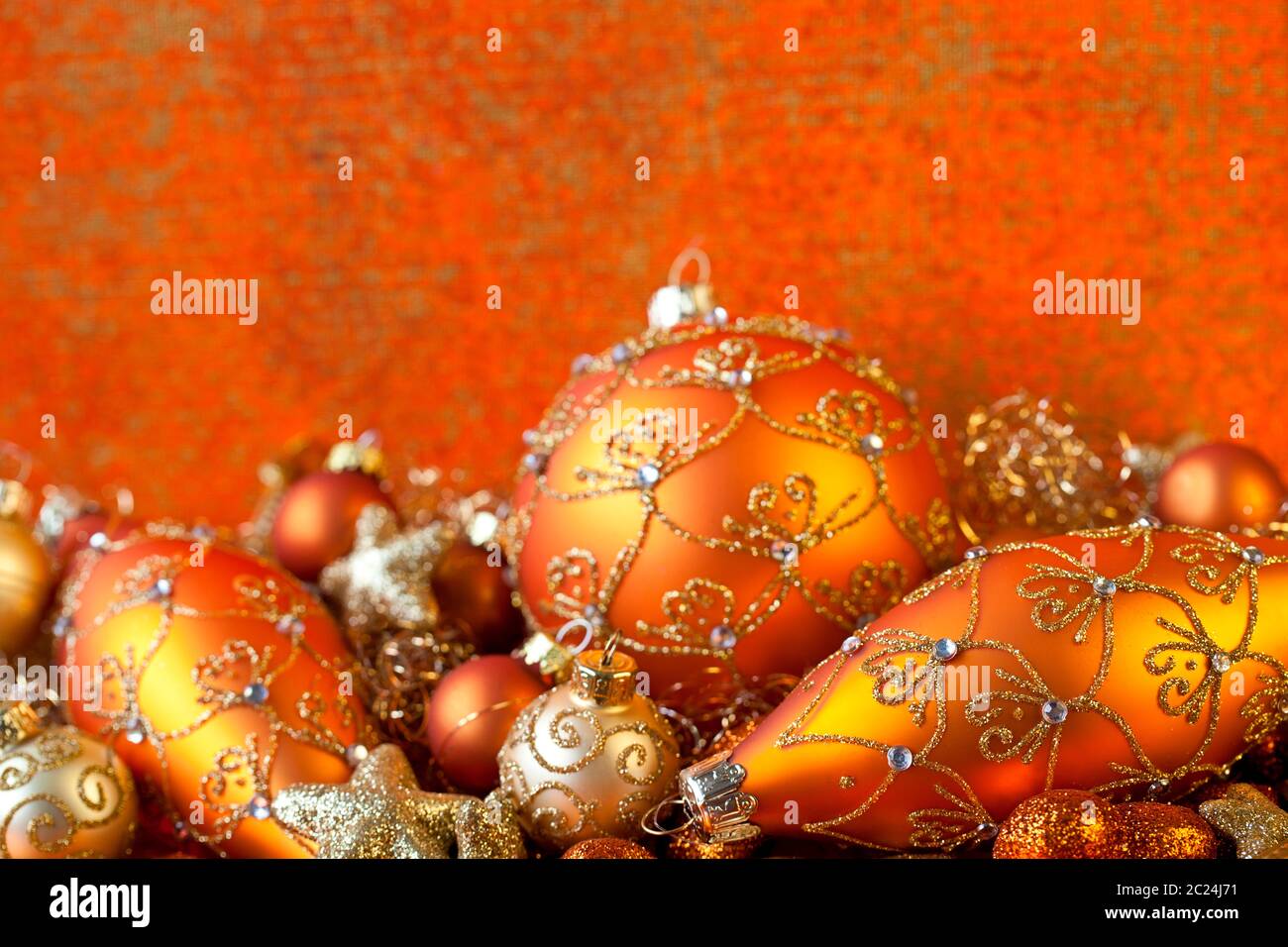 Elegantes y coloridos adornos navideños en color cobre naranja Fotografía  de stock - Alamy