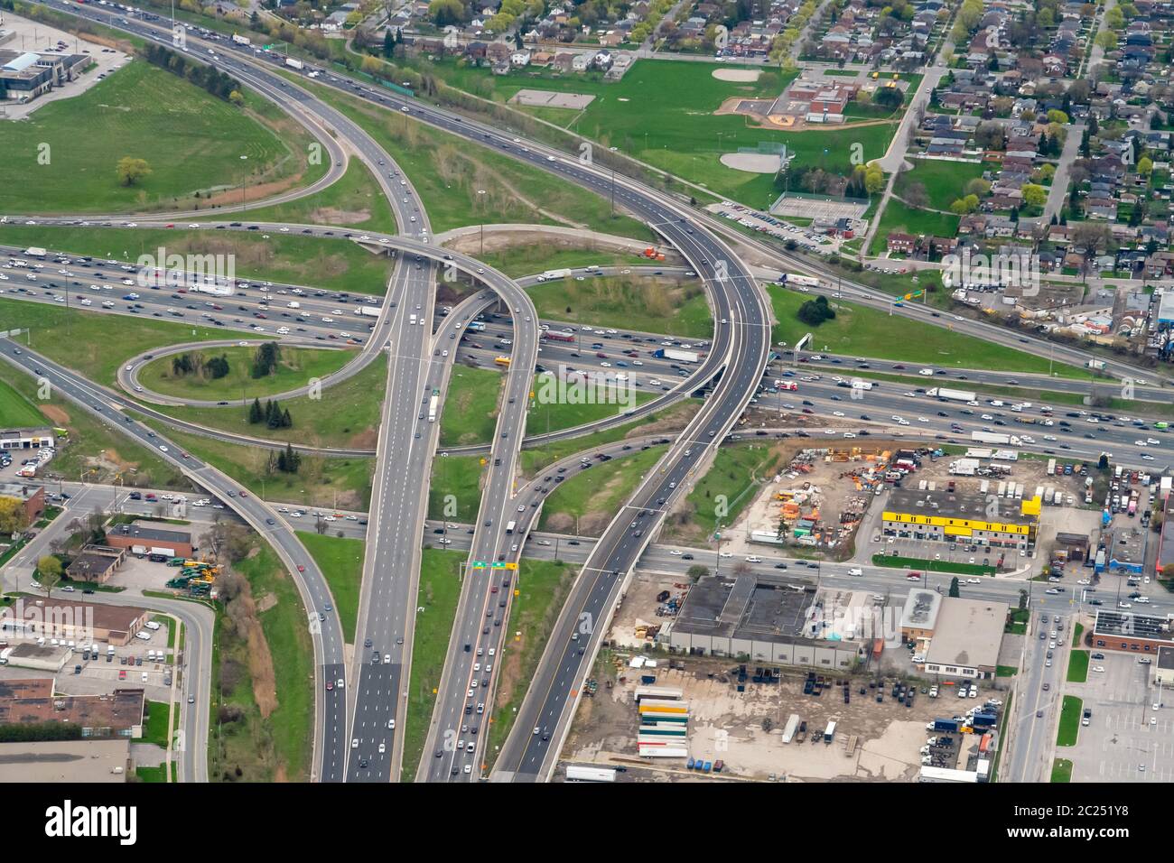 Carreteras y autopistas de Toronto desde arriba Foto de stock