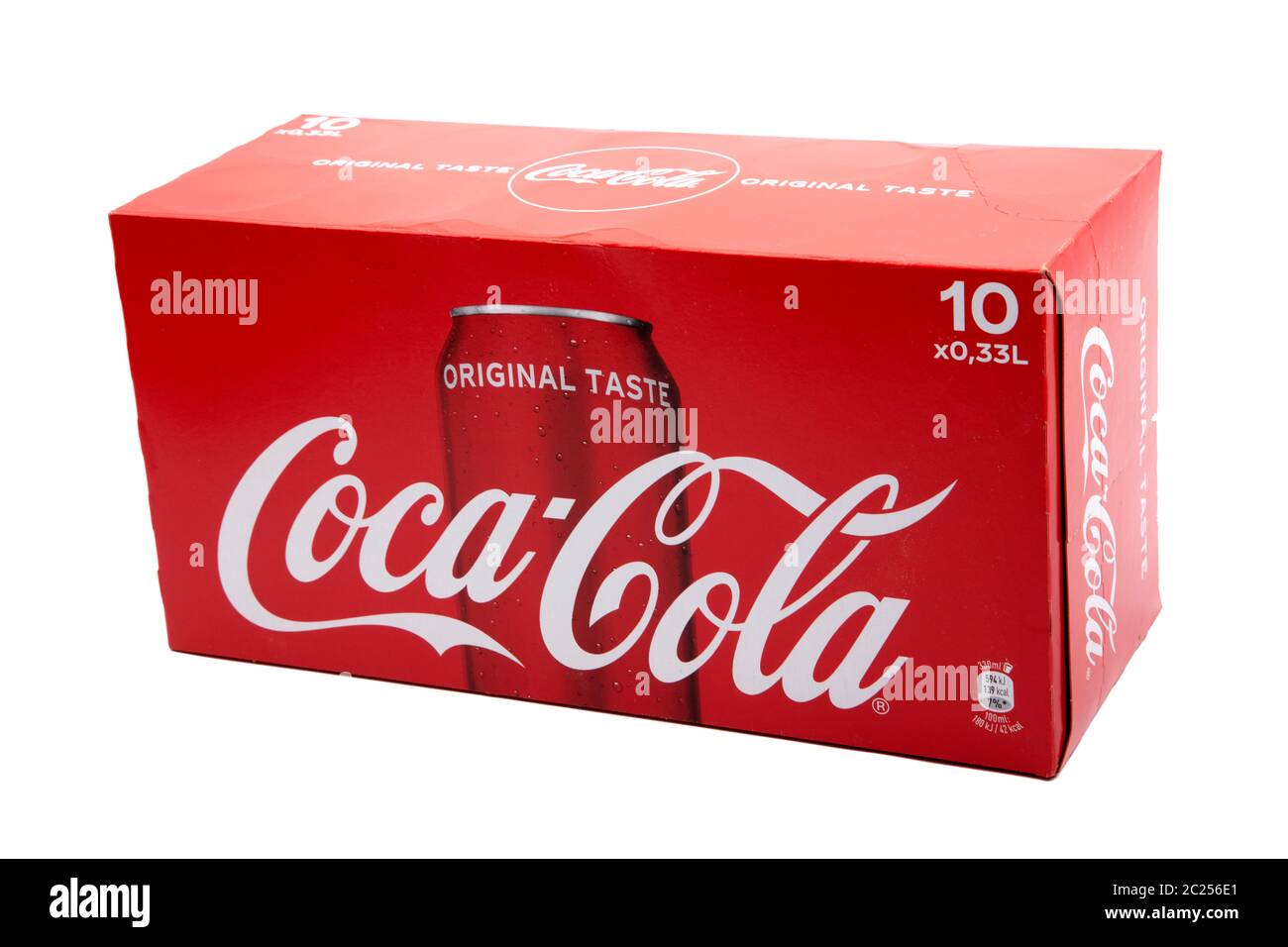 HUETTENBERG, ALEMANIA - 03 DE FEBRERO de 2020: Caja con 10 latas DE COCA- COLA aisladas sobre fondo blanco. Coca-Cola y el diseño de botellas de  contorno son tradem Fotografía de stock - Alamy
