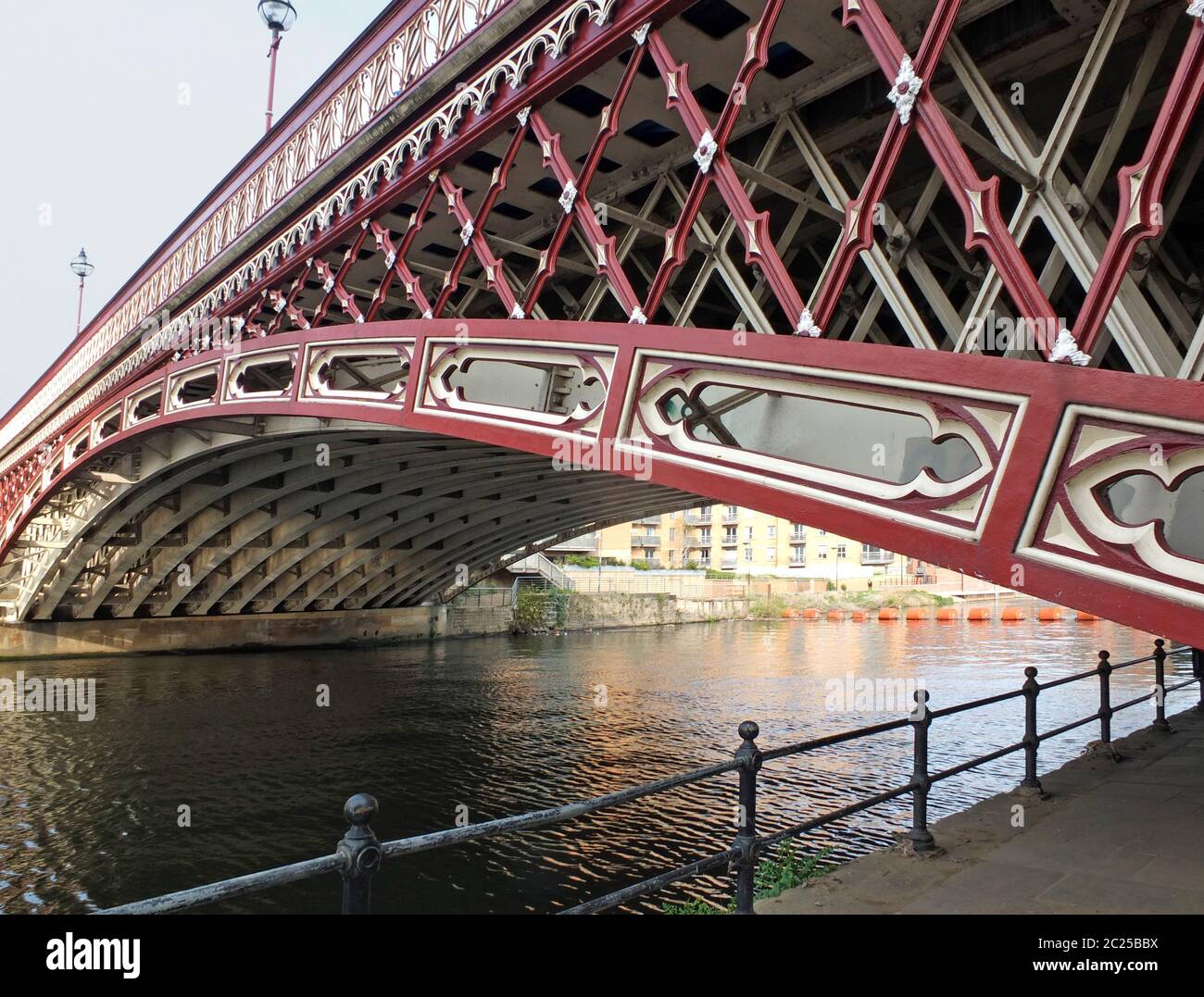 el histórico puente de punta de corona del siglo xix que cruza el río aire en leeds Foto de stock