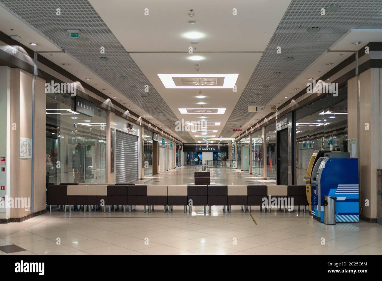 Voronezh, Rusia - Junio 2020 : vaciar gran centro comercial o centro comercial con tiendas cerradas y sin clientes. Eliminación parcial de las restricciones de cuarentena después de la pandemia covid-19. Foto de stock