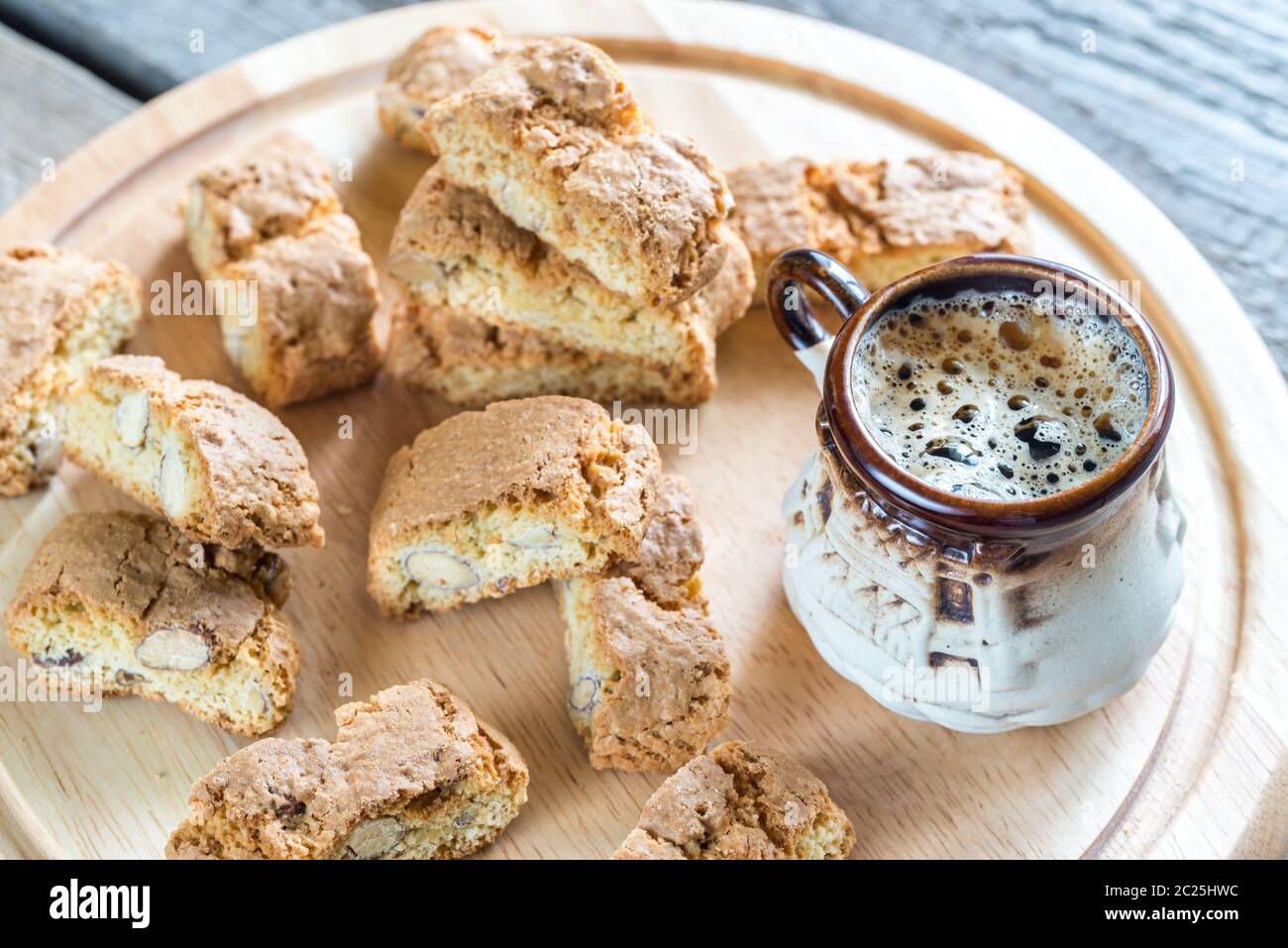 Cantuccini con almendras y taza de café Foto de stock