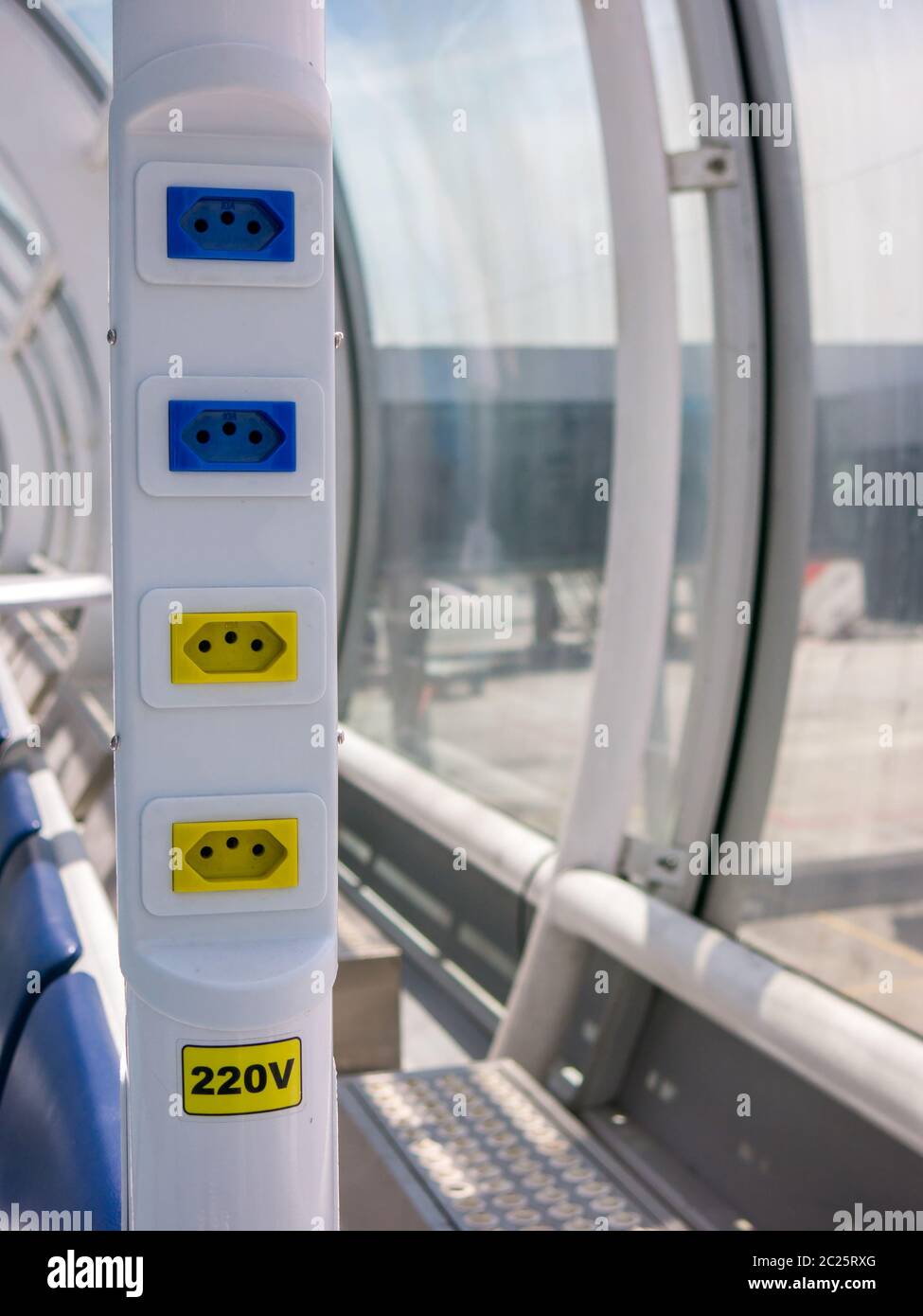 Se Puede Conectar Un Aparato De 110v A 220v 110v 220v fotografías e imágenes de alta resolución - Alamy