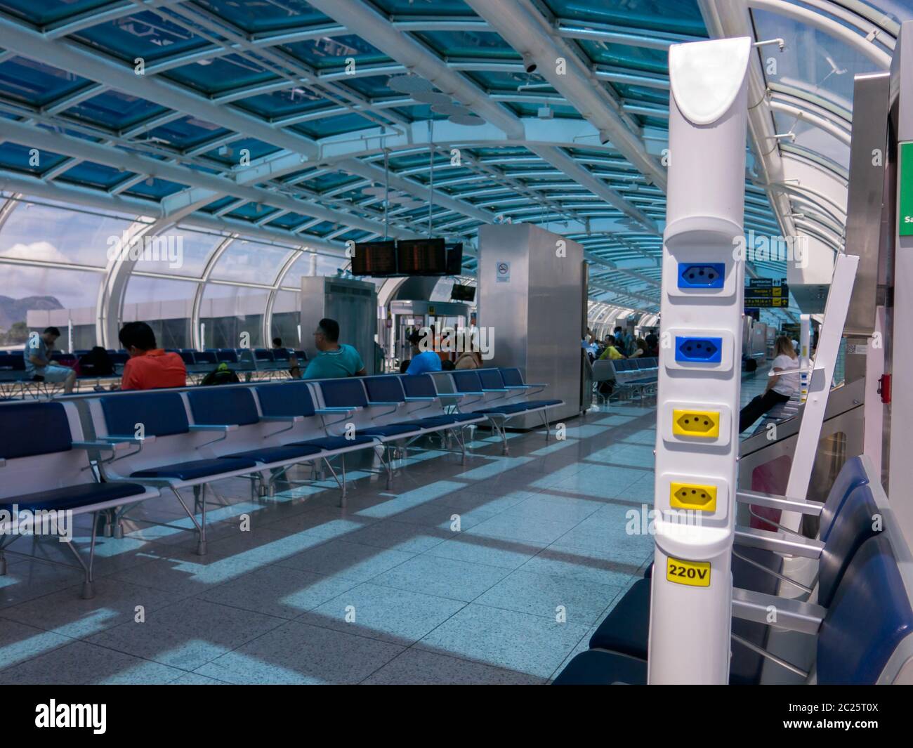 Se Puede Conectar Un Aparato De 110v A 220v 110v 220v fotografías e imágenes de alta resolución - Alamy