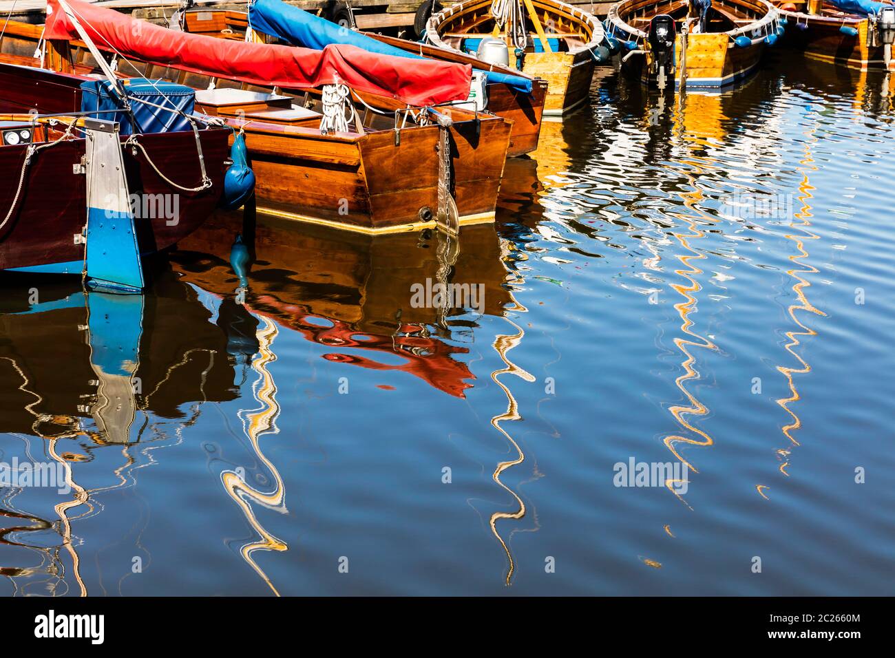 Coloridos veleros con reflexión en el Steinhuder Meer Foto de stock