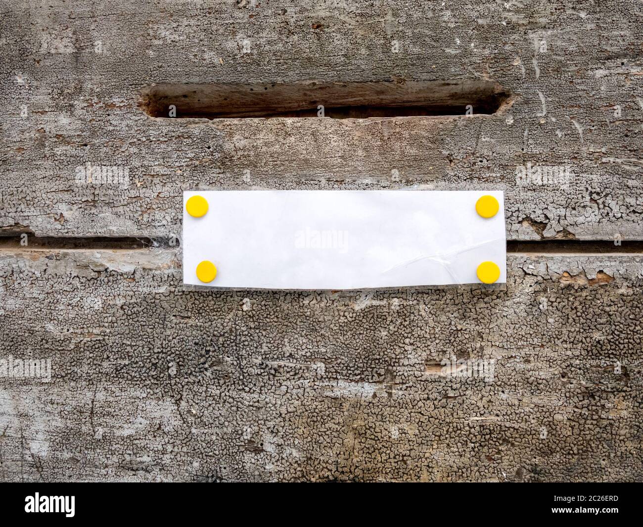 ranura de buzón en una puerta de madera con papel blanco Foto de stock