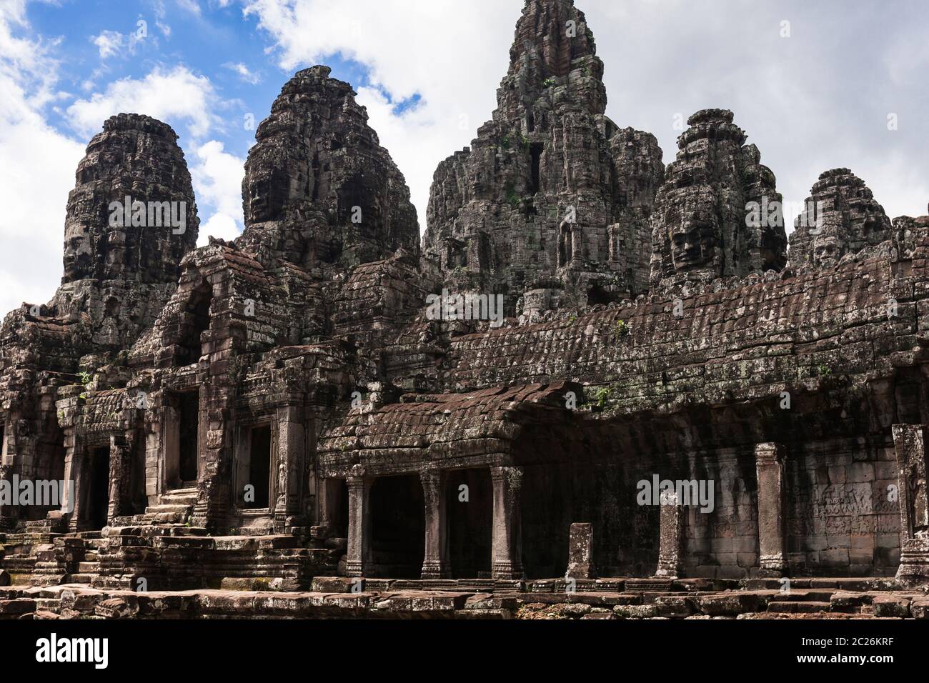 Bayon, caras de piedra sonriendo en las torres, templo budista del Imperio Khmer, en el centro de las ruinas de Angkor Thom, Siem Reap, Camboya, el sudeste de Asia, Asia Foto de stock