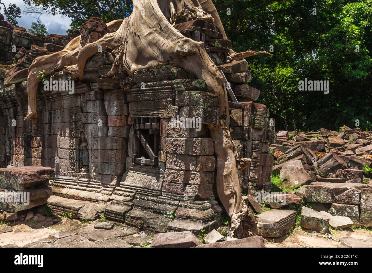 Templo de Preah Khan, corroído por la raíz de un árbol gigante, antigua capital del Imperio Khmer, Siem Reap, Camboya, Asia del sudeste, Asia Foto de stock