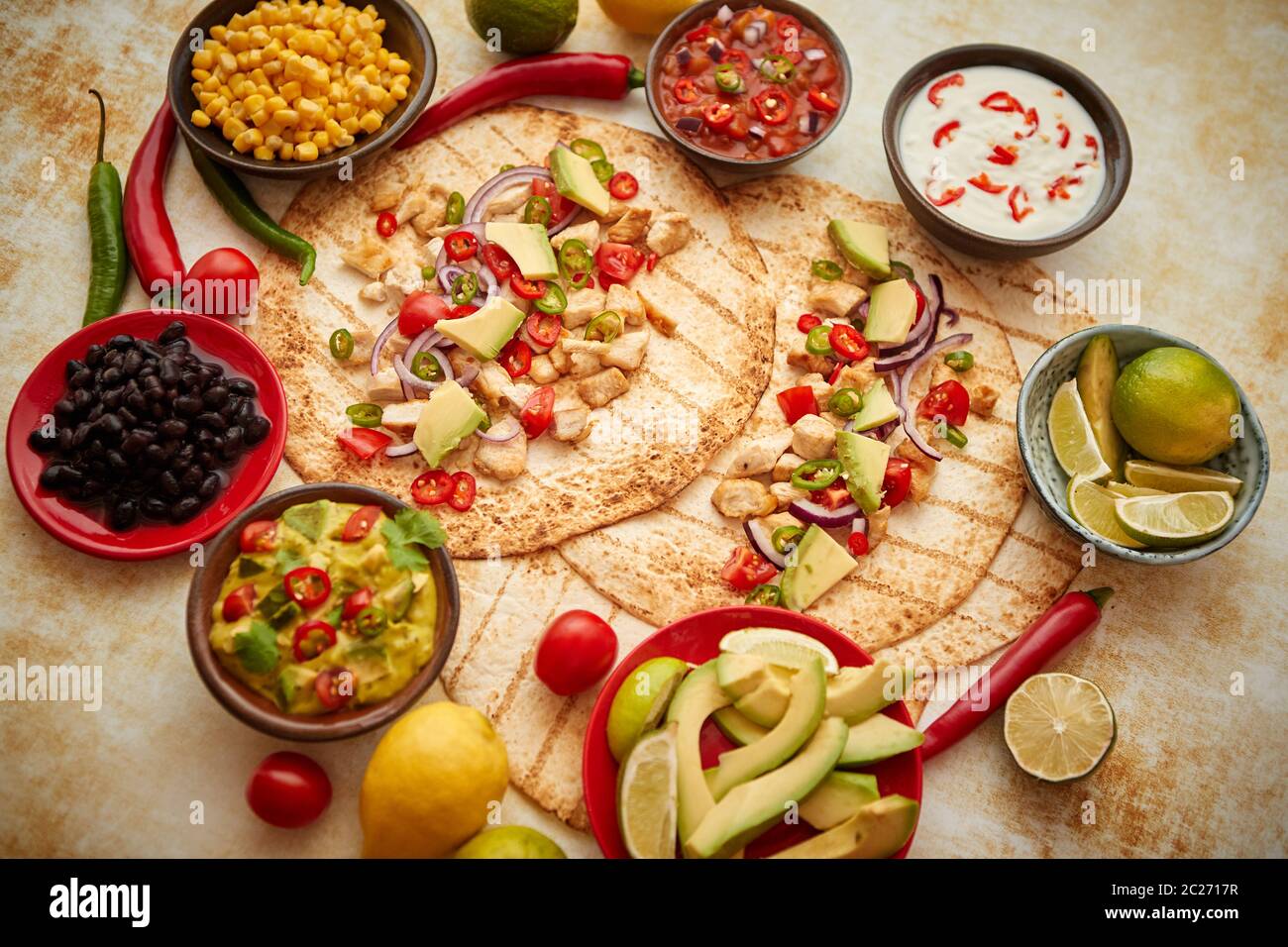 Tortillas de maíz saludables recién hechas con filete de pollo a la