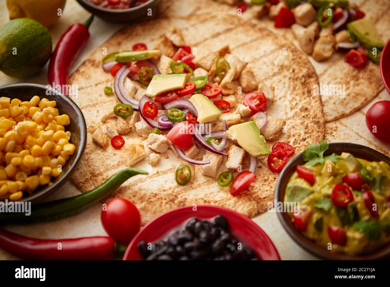 Tortillas de maíz saludables recién hechas con filete de pollo a la