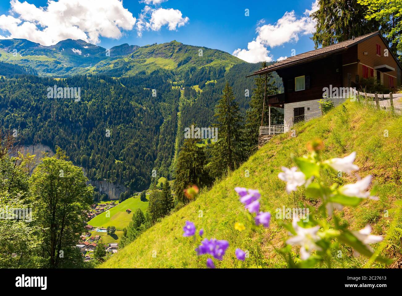Casa solitaria cerca de la aldea de montaña Lauterbrunnen, Oberland bernés, Suiza. Foto de stock