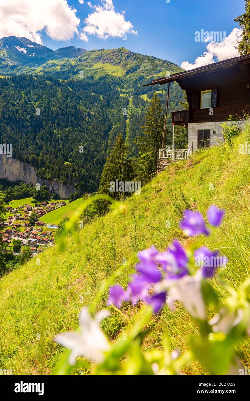 Casa solitaria cerca de la aldea de montaña Lauterbrunnen, Oberland bernés, Suiza. Foto de stock