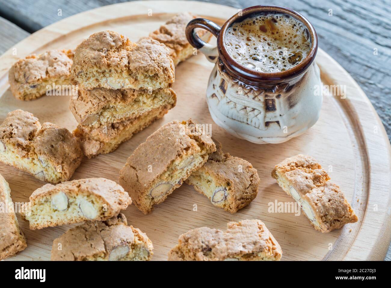 Cantuccini con almendras y taza de café Foto de stock